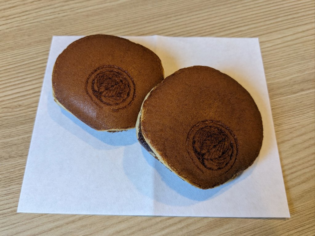 京都【まるに抱き柏】どら焼き